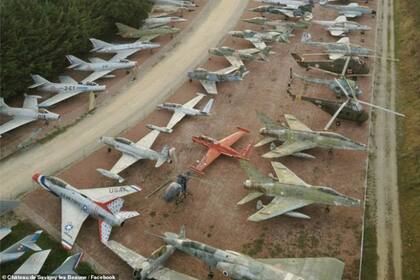El hombre trajo los aviones de combate de distintos lugares de Europa y África