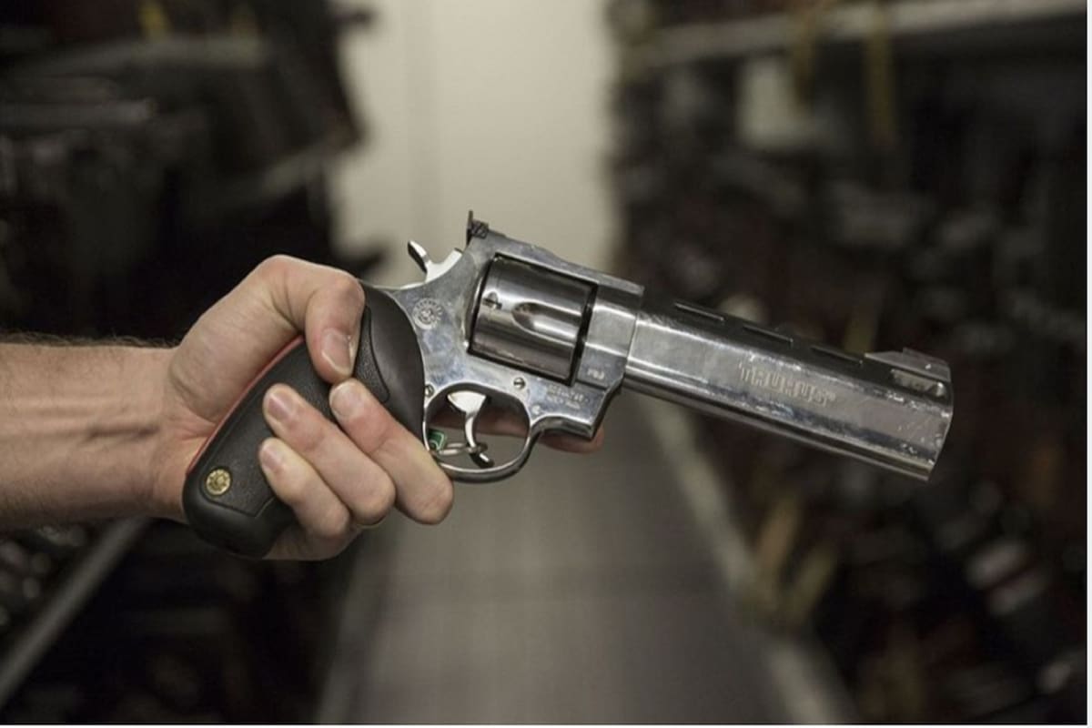 ¿Un caso de “ruleta rusa”? Un hombre con frondoso prontuario quedó internado con un tiro en la sien y el arma no aparece
