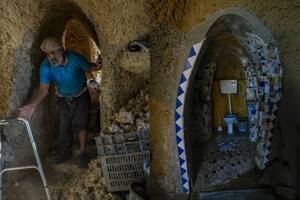 El hombre utilizó elementos reciclados para realizar la cueva que recibe cientos de visitantes (Foto: AP)