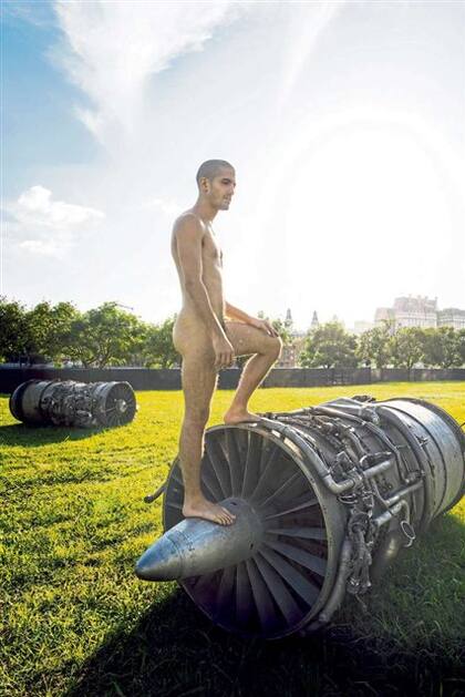 El hombre y la máquina: las turbinas de aviones se resignifican con los performers