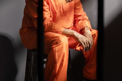 El hombre y su pareja están actualmente detenidos en espera de sentencia