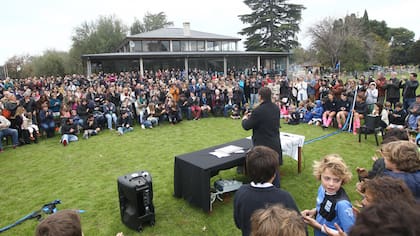 El padre de Luciano Iramain, sobrino de Bernie, bendijo la cancha y la emoción cubrió a todos