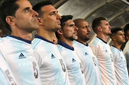 Scaloni viaja a Qatar con sus asistentes: aquí, junto a Martín Tocalli (entrenador de arqueros), Roberto Ayala y Walter Samuel, además de Franco Armani y Exequiel Palacios