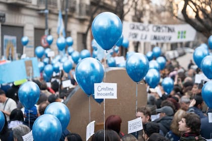 El homenaje a CFK incluyó una suelta de globos con la consigna: "Cristina inocente"
