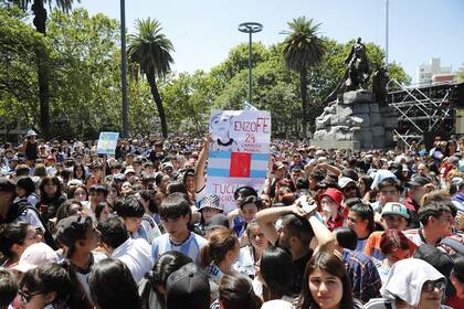 El homenaje a Enzo Fernández y Exequiel Palacios en la Plaza de San Martín empezó a las 12