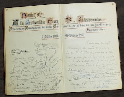 El homenaje a la primera directora, Paz Tiscornia, al jubilarse, en el libro de registro de firmas