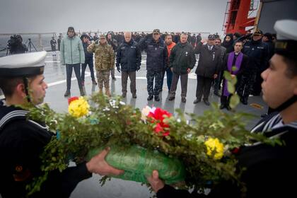 El homenaje a los caídos del Crucero General Belgrano, a bordo del rompehielos Irízar