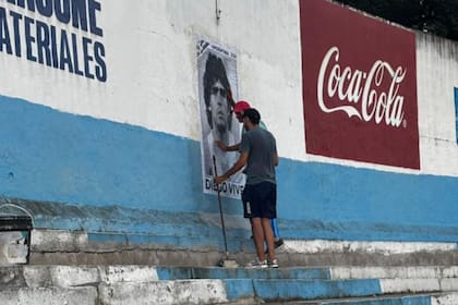 El homenaje a Maradona llegó hasta el estadio donde se despidió de la selección (Foto: gentileza Santiago Mendieta)
