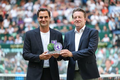 El homenaje a Roger Federer en el torneo de Halle; en la imagen, junto con el director del torneo, Ralf Weber