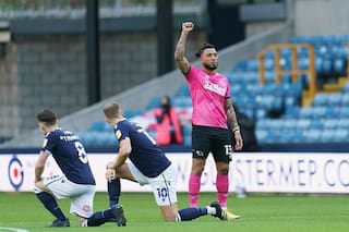 En Inglaterra, hinchas abuchean a futbolistas por el gesto de Black Lives Matter