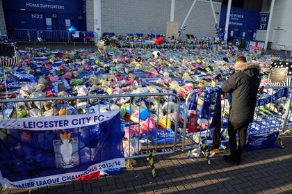 El homenaje de los hinchas de Leicester a los que murieron en el accidente de helicóptero