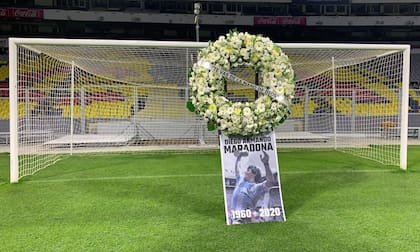 El homenaje del estadio Azteca, en el arco donde Maradona anotó su mejor gol