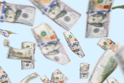 El homenaje detuvo el tránsito mientras vecinos corrían para atrapar los billetes