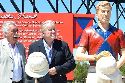 El homenaje en Coronel Suárez, en febrero de 2017: Juancarlitos con su estatua