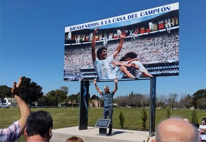 El homenaje más genuino, el del pueblo, el año pasado: Ricardo Giusti reconocido en Albarellos, a 32 kilómetros de Rosario