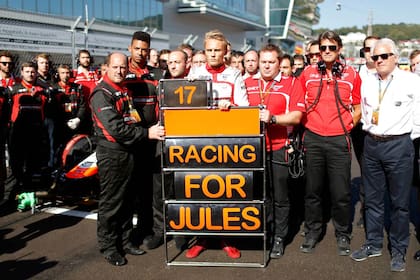 El homenaje para Bianchi, en la pista y en los cascos