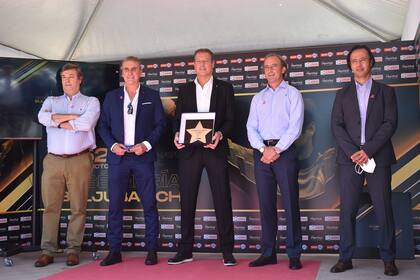 El homenaje que le hizo la ANFP por los 15 años del record. Lo acompañan Tupper, Pellicer, Suárez y Rubilar