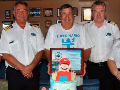 El homenaje que recibió Mario por su gran cantidad de años arriba de un crucero