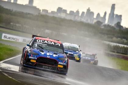 El Honda ZR-V de Leonel Pernía fue el más rápido en la prueba de clasificación; el ex campeón cumple 50 años de edad en el fin de semana de este clásico del automovilismo nacional.