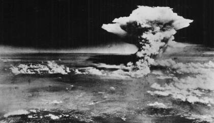 El "hongo", la nube de la destrucción sobre el cielo de Hiroshima, tras la caída de la bomba atómica, el 6 de agosto de 1945
