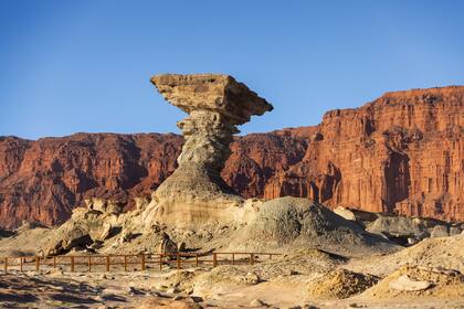 El Hongo, un clásico del parque, muestra la inclinación hacia el este como resultado del choque de placas que afectó a la región.