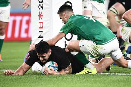 El hooker Codie Taylor apoya su try