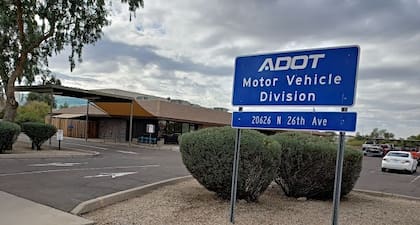 El horario de atención en una oficina del DMV de Arizona puede variar; se solicita a los residentes revisar la lista de ubicaciones para obtener información