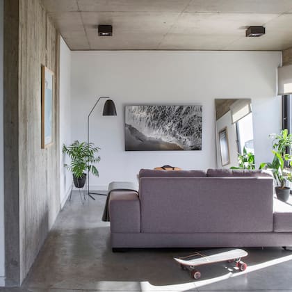 “El hormigón de la estructura y el piso sugiere una caja fría, así que mi intención fue sumar objetos que aportaran calidez”, cuenta Julián.