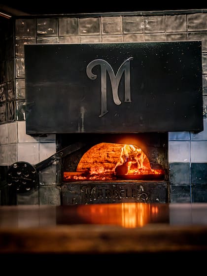 El horno a leña del bar Marbella