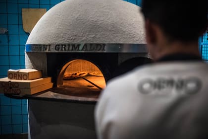 El horno italiano aporta calidez al salón.