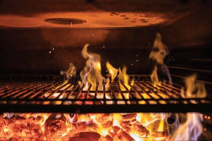 El horno Josper que alimentan a leña es la estrella del lugar. Todo lo que ingresa sale sabroso.