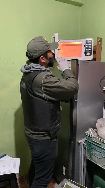 El horno microondas en el que "cocinaban" la ketamina para cristalizarla, paso previo a teñirla con colorantes