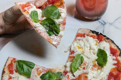 El horno traído de Nápoles que conforma el corazón de Cosi Mi Piace volvió a encenderse para delivery y take away