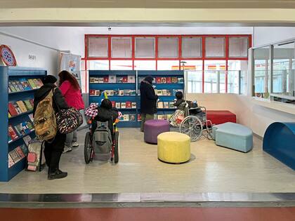 El hospital cuenta con múltiples salas de recreación para los pacientes