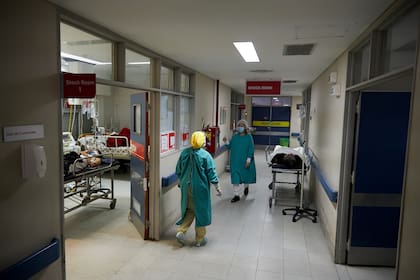 En este momento, en el hospital hay 54 pacientes positivos y nueve sospechosos. Reciben, en promedio, 30 más a diario. En lo que va de la pandemia, en el Balestrini fallecieron 81 personas por coronavirus