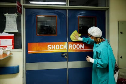 Esta es la puerta de entrada al shockroom. Solo se ve circular al personal de salud y de limpieza, no hay una persona de más en este lugar