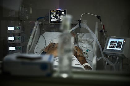 Los monitores a los que están conectados los pacientes de terapia intensiva del Hospital Dr. Alberto Balestrini de La Matanza