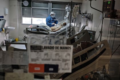 Un enfermero atiende un paciente intubado en una de las salas del hospital Balestrini