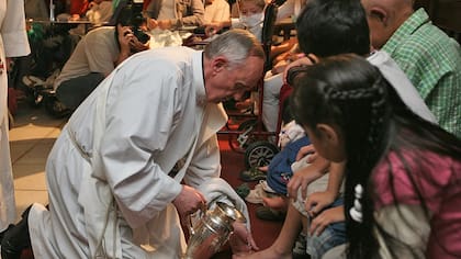 Otra memorable visita fue la del Cardenal Jorge Bergoglio que ofició una misa y lavó los pies de los niños internados en el hospital el 9 de abril de 2009