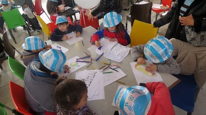 Con juegos y entretenimientos acompañan a los niños a llevar adelante sus tratamientos