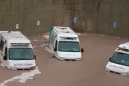 El hospital Penna terminó bajo el agua y las ambulancias quedaron atrapadas en el estacionamiento