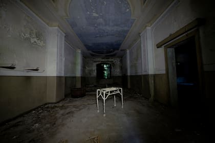 El hospital psiquiátrico abandonado todavía conserva algunos muebles, como si el tiempo se hubiese detenido con la peste negra