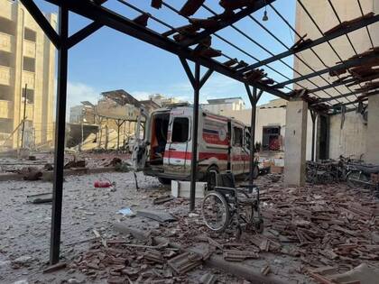 El hospital Universitario de Idlib fue destruido por un bombardeo del Ejército sirio.
