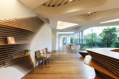 El Hospital Verde diseñado por Kengo Sakai e inaugurado en 2017 con muebles a medida