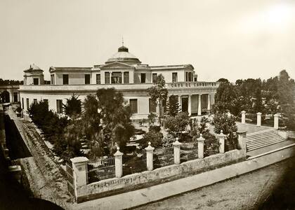 El "Hospital y Casa de Niños Expósitos" comenzó a funcionar en las actuales calles Perú y Alsina. Luego, en 1873, se mudó a Barracas, que era una zona de quintas