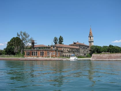 El hospital y la torre de la iglesia de "la Isla de los muertos" actualmente está en un proyecto de reconstrucción, impulsado por los vecinos de Venecia