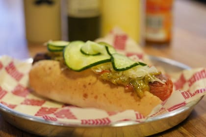 El hot dog con relish y pickles