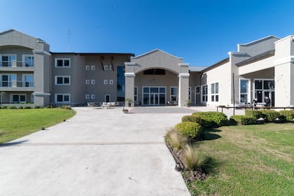 El hotel 4 estrellas de Howard Johnson se encuentra dentro del predio y ofrece tarifas preferenciales para los residentes de Aluén.