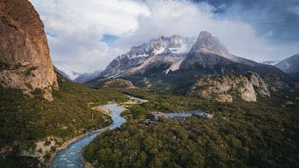 El hotel, a la vera del río Eléctrico en la reserva Los Huemules