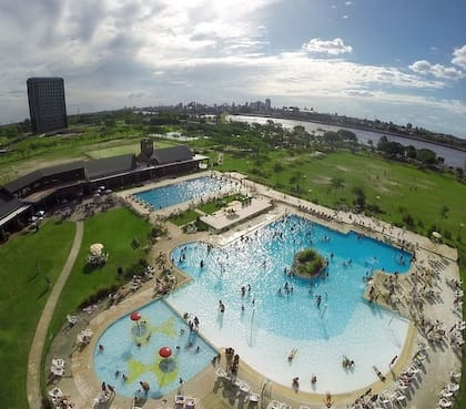 El hotel ATE-UNL tiene vista a la laguna Setúbal y una amplia pileta